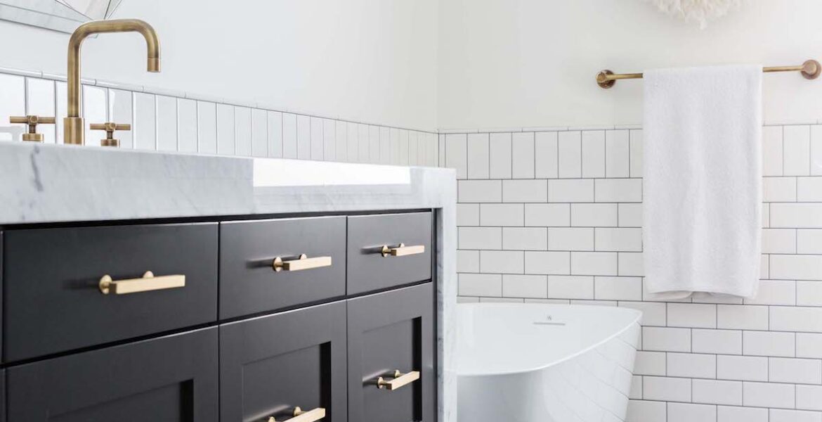 aviston-lumber-black-and-white-bathroom-image